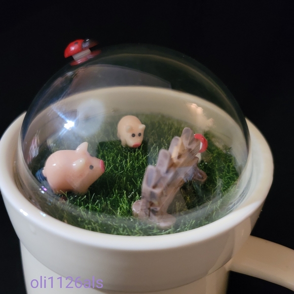 Pigs Terrarium Ceramic Beige Mug With Dome Lid - Picture 3 of 5